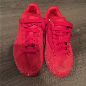Kid Pumas size 5